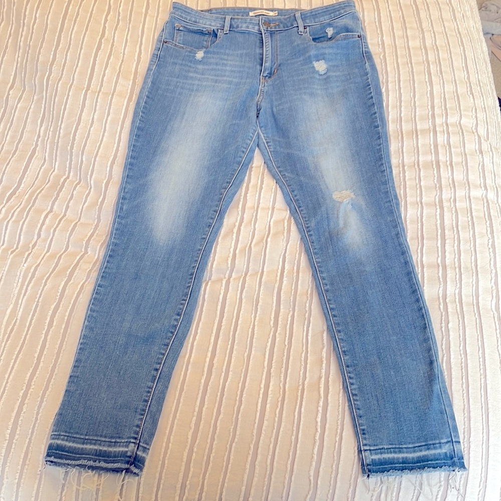 Levi’s 721 High Rise Skinny light blue distressed jeans w/frayed ankles, W32 L32